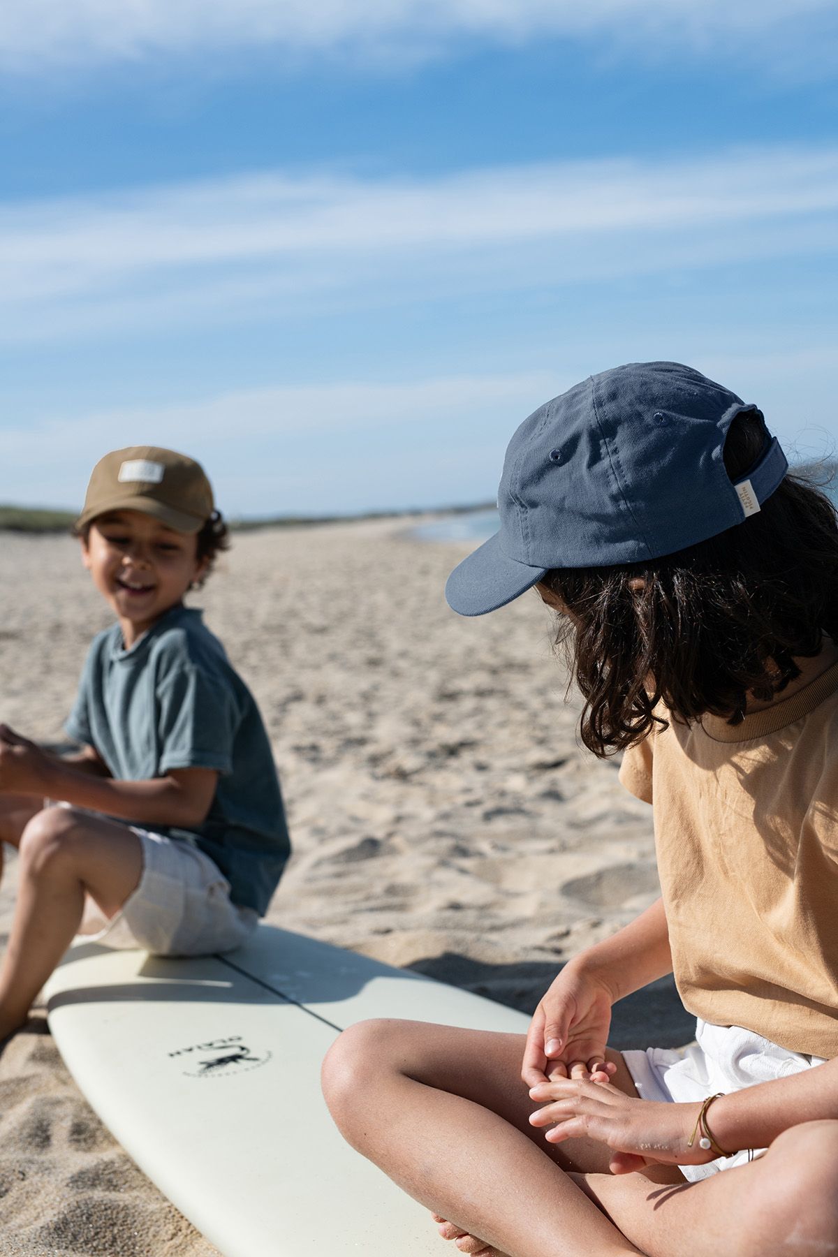 bonita gorra lisa y bordada para niño