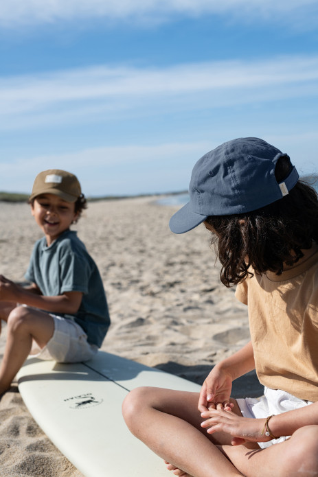 bonita gorra lisa y bordada para niño