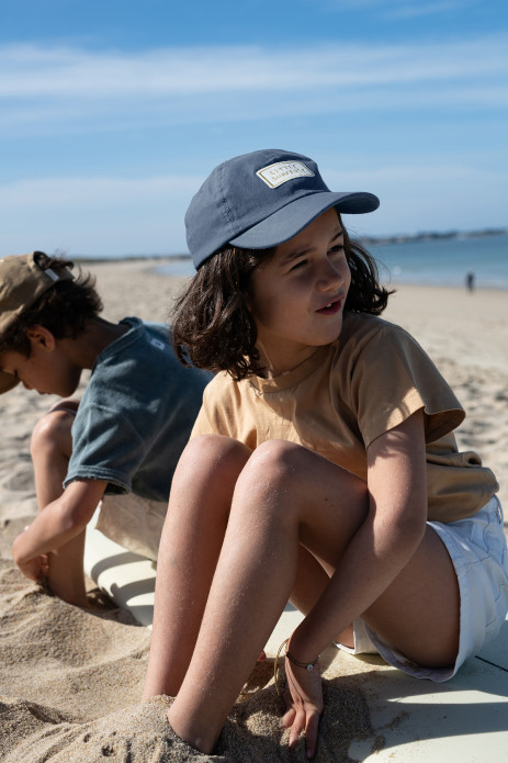 bonita gorra lisa y bordada para niño