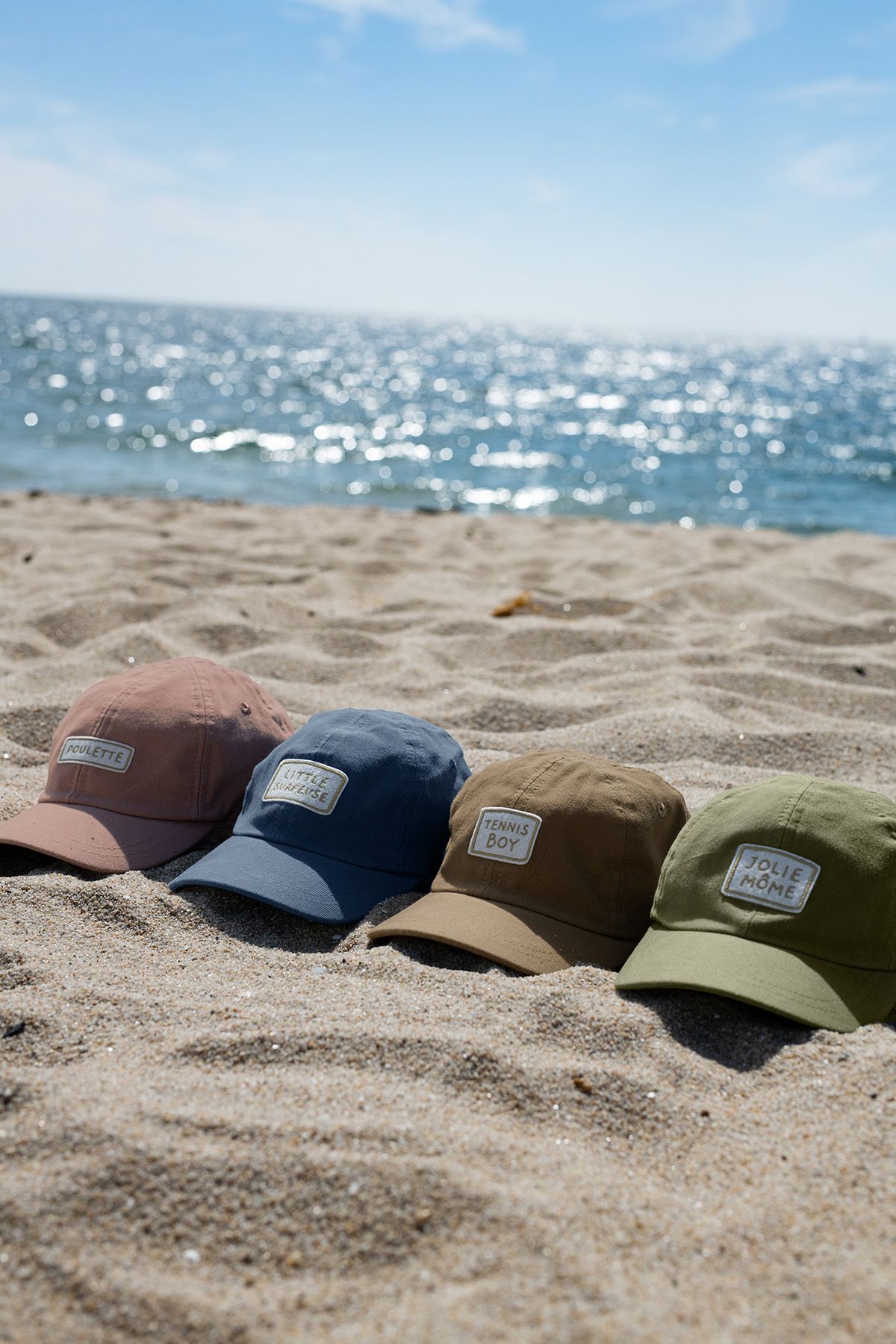 bonita gorra lisa y bordada para niño