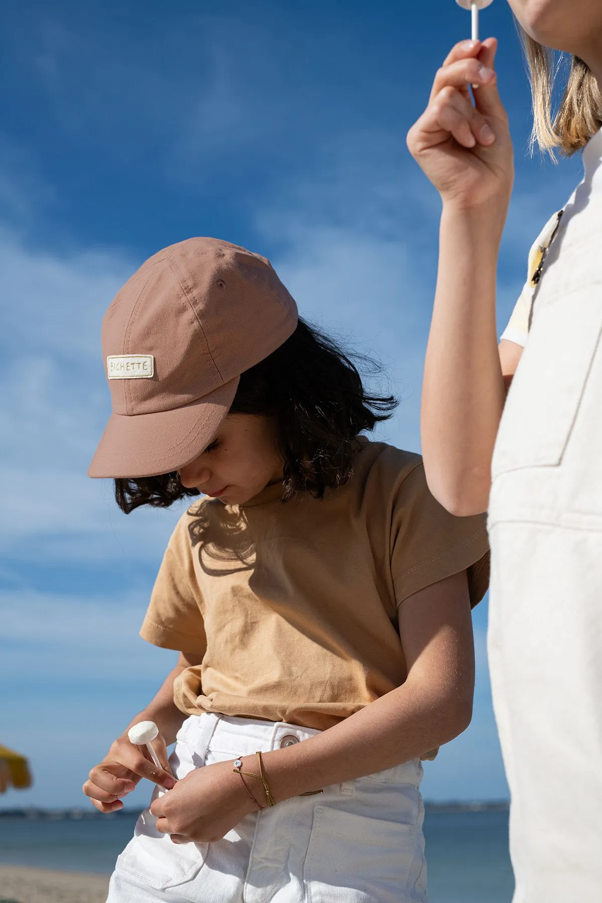 bonita gorra lisa y bordada para niño