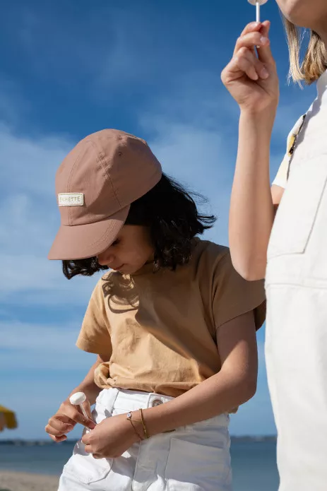 bonita gorra lisa y bordada para niño