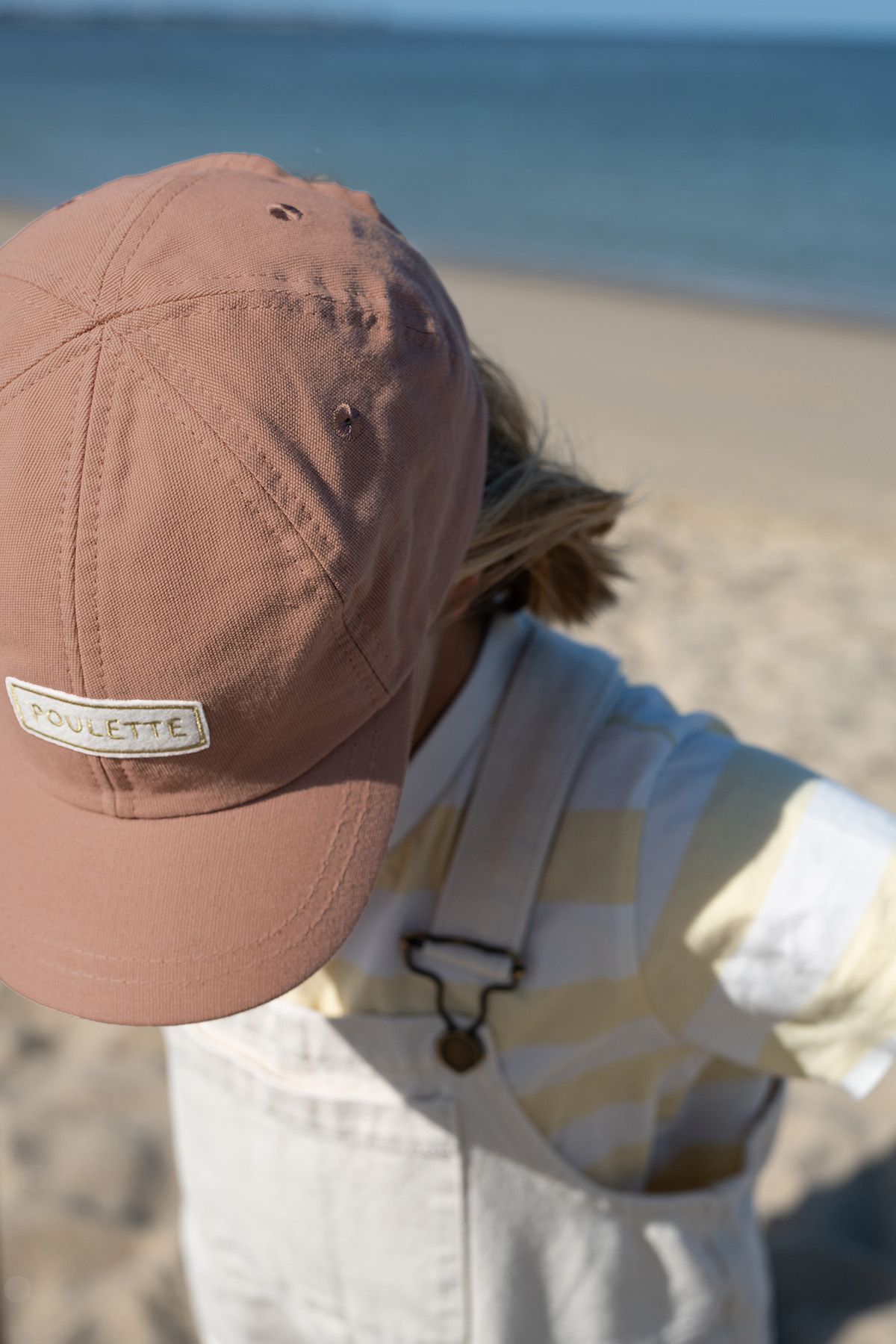 bonita gorra lisa y bordada para niño