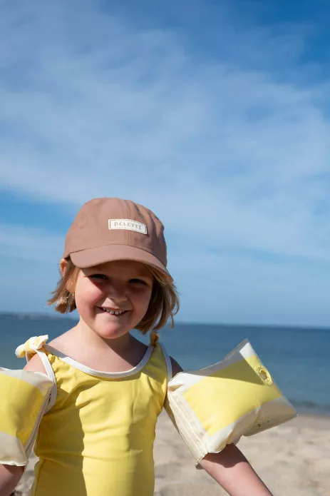 bonita gorra lisa y bordada para niño