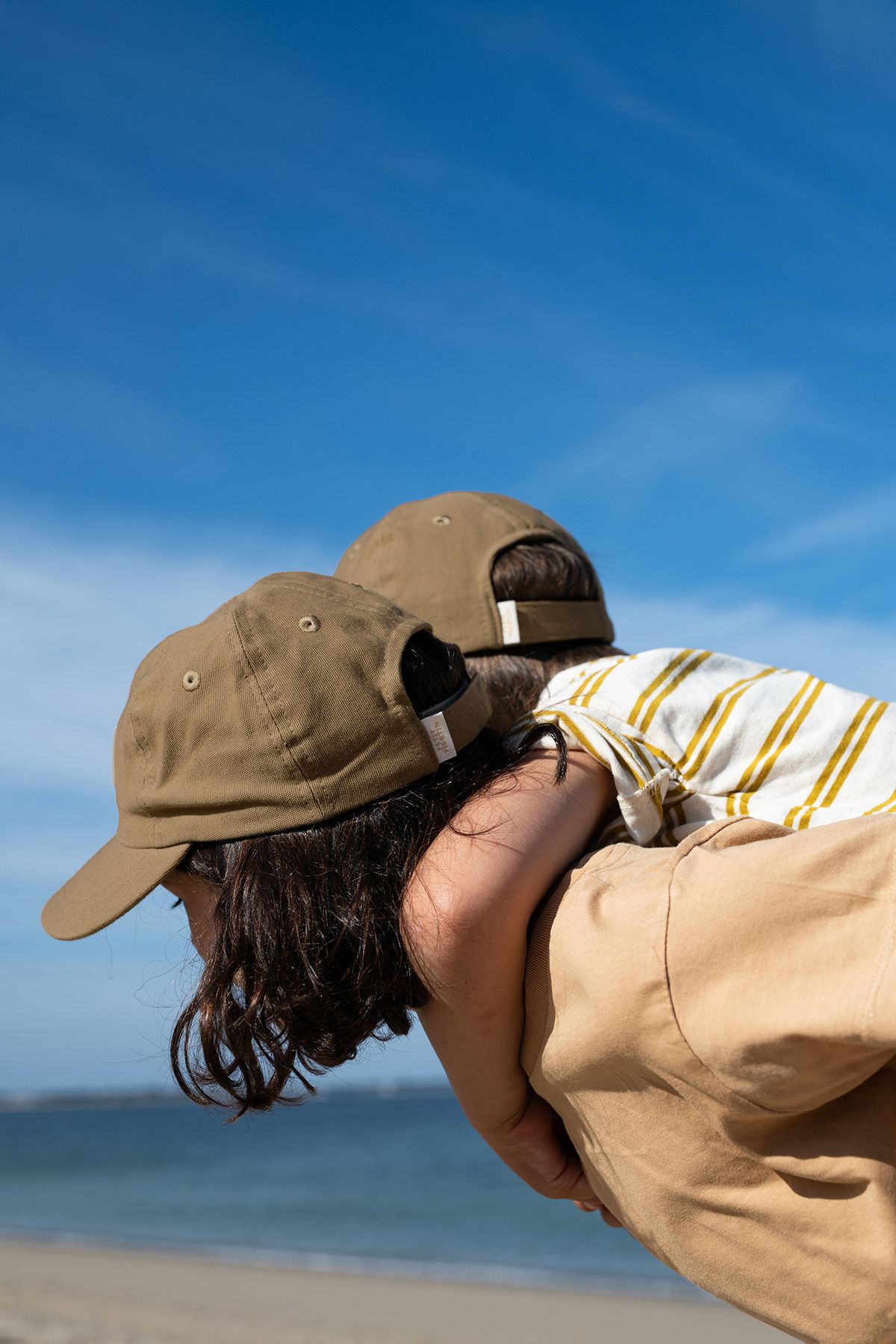 bonita gorra lisa y bordada para niño