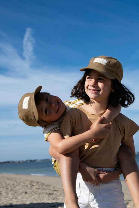 bonita gorra lisa y bordada para niño