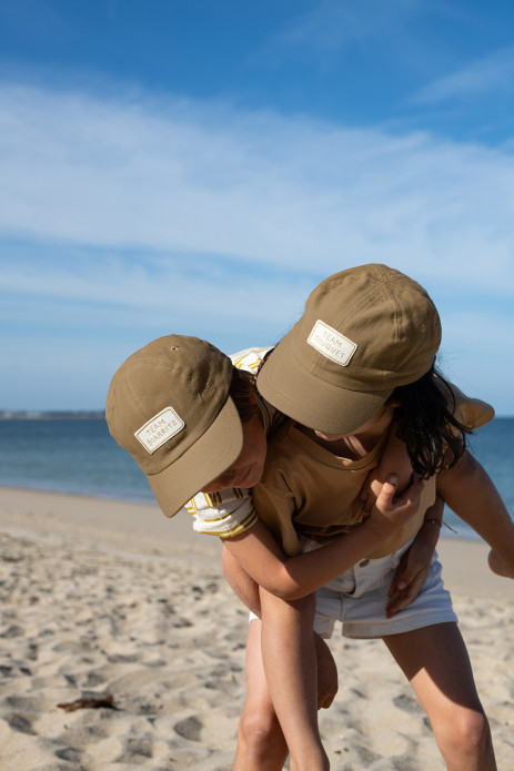 bonita gorra lisa y bordada para niño