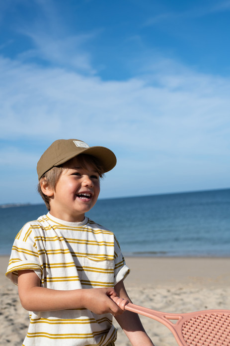 bonita gorra lisa y bordada para niño