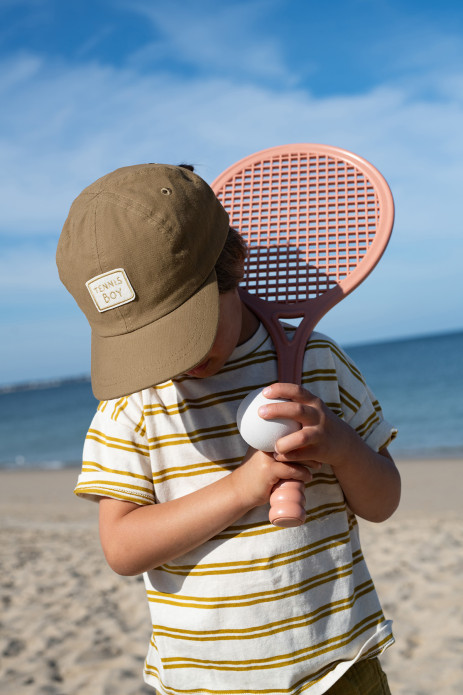 bonita gorra lisa y bordada para niño