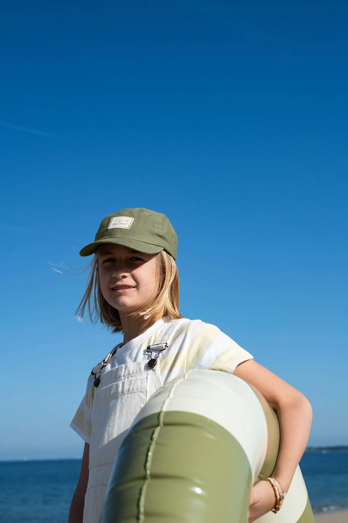 bonita gorra lisa y bordada para niño
