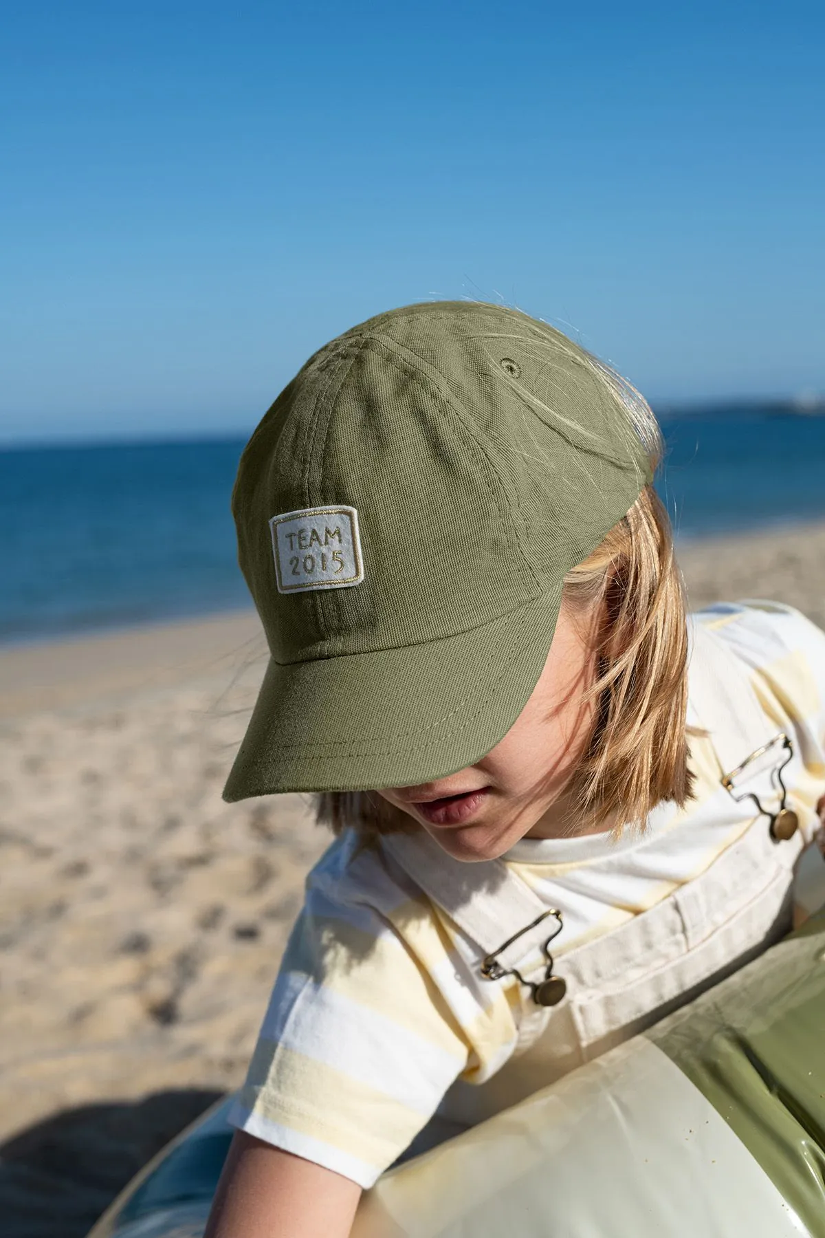 bonita gorra lisa y bordada para niño