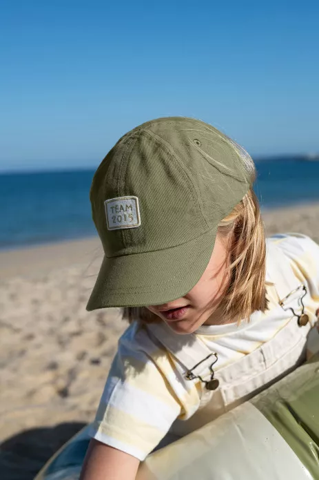bonita gorra lisa y bordada para niño