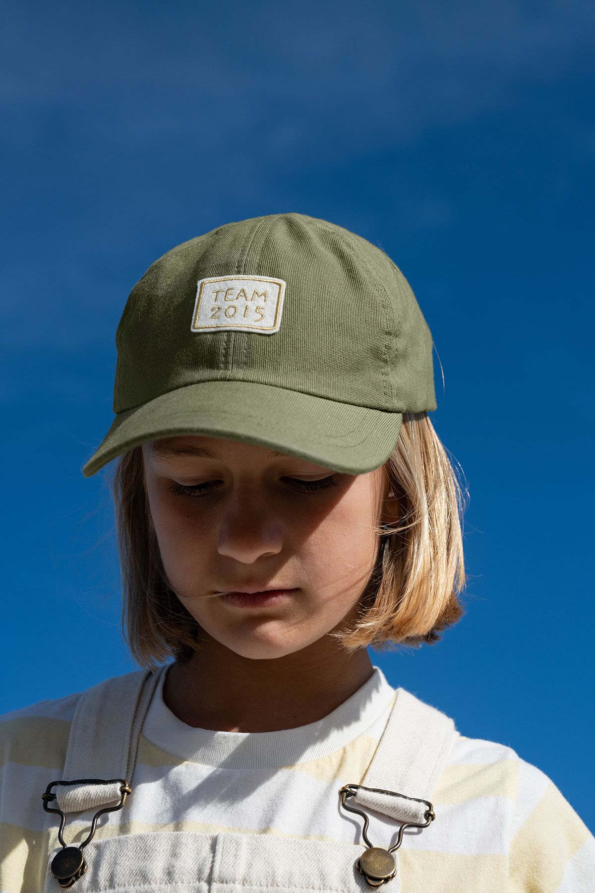 bonita gorra lisa y bordada para niño