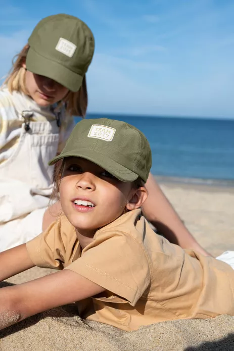 bonita gorra lisa y bordada para niño