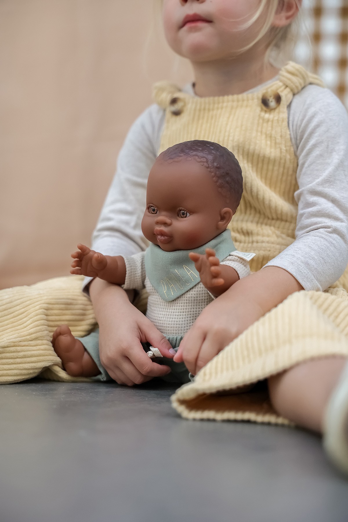 muñeca minikane con pañuelo personalizado regalo infantil personalizado