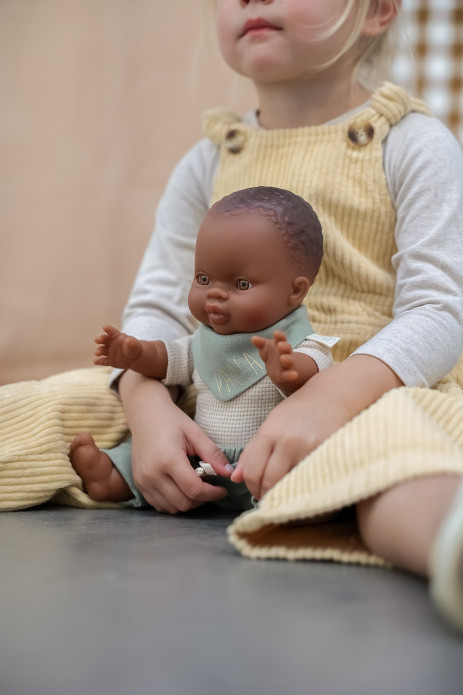muñeca minikane con pañuelo personalizado regalo infantil personalizado