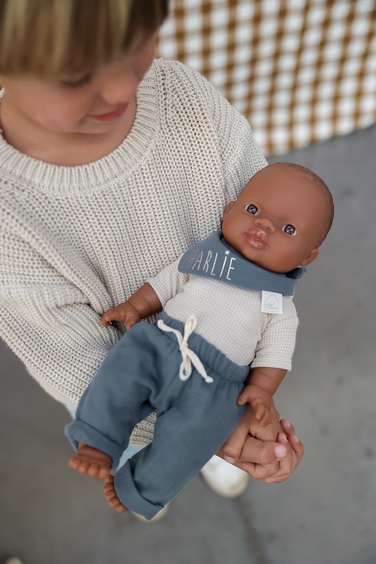 muñeca minikane con pañuelo personalizado regalo infantil personalizado