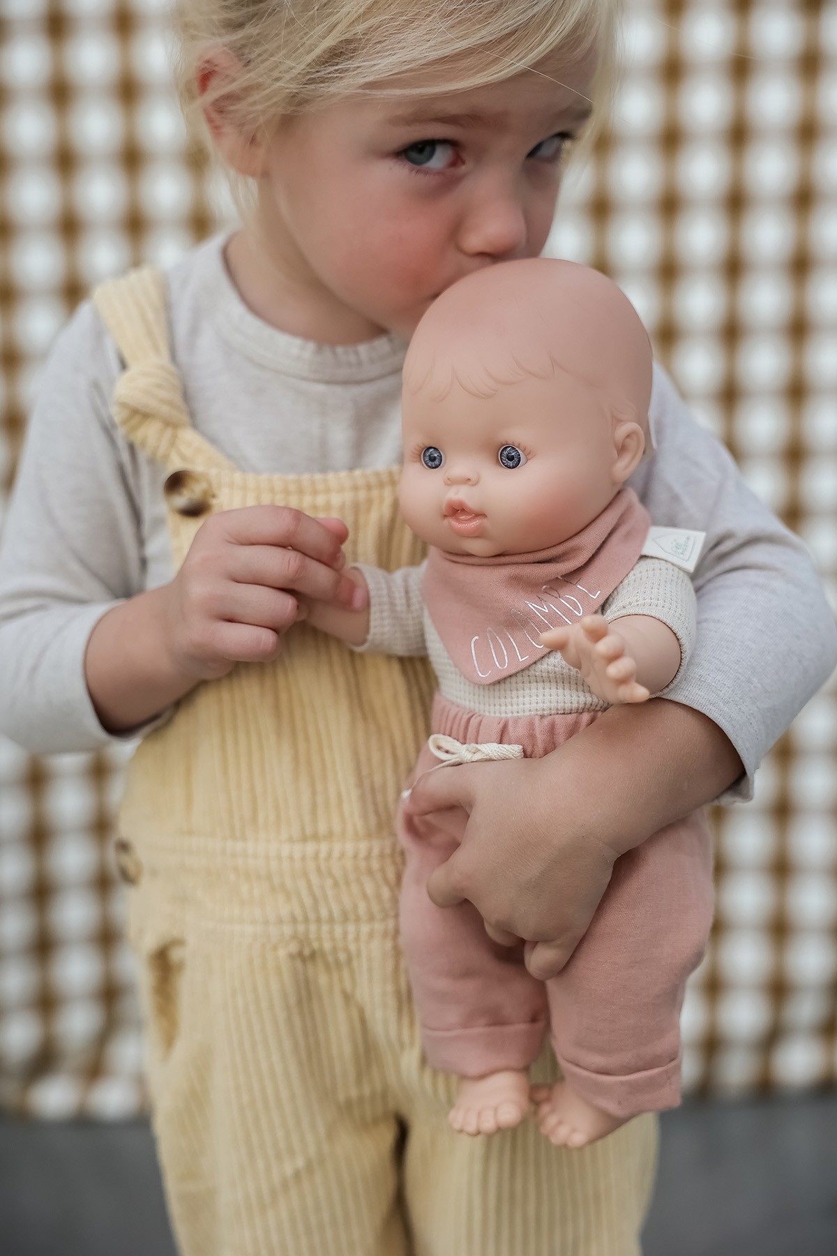 muñeca minikane con pañuelo personalizado regalo infantil personalizado
