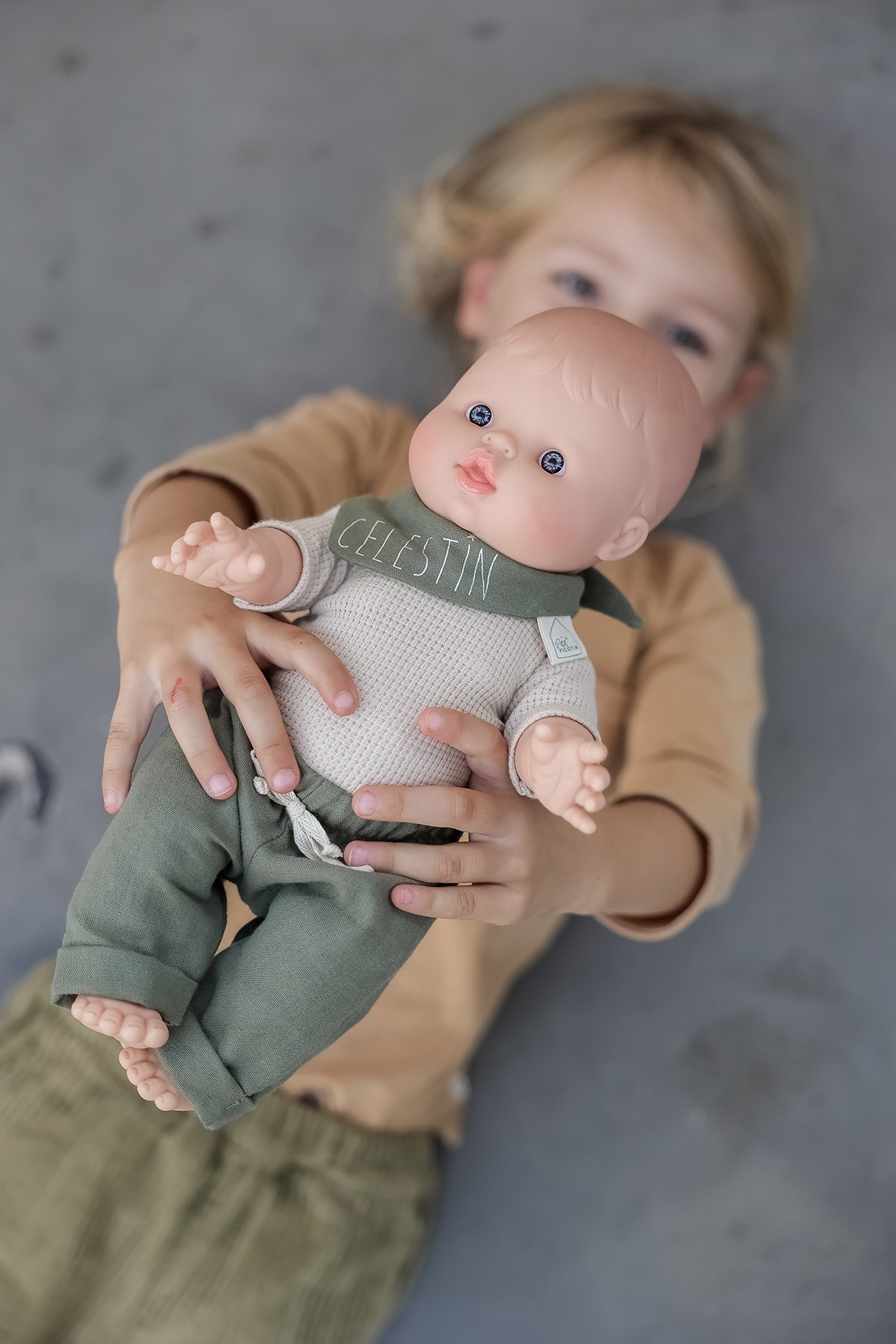 muñeca minikane con pañuelo personalizado regalo niño personalizado