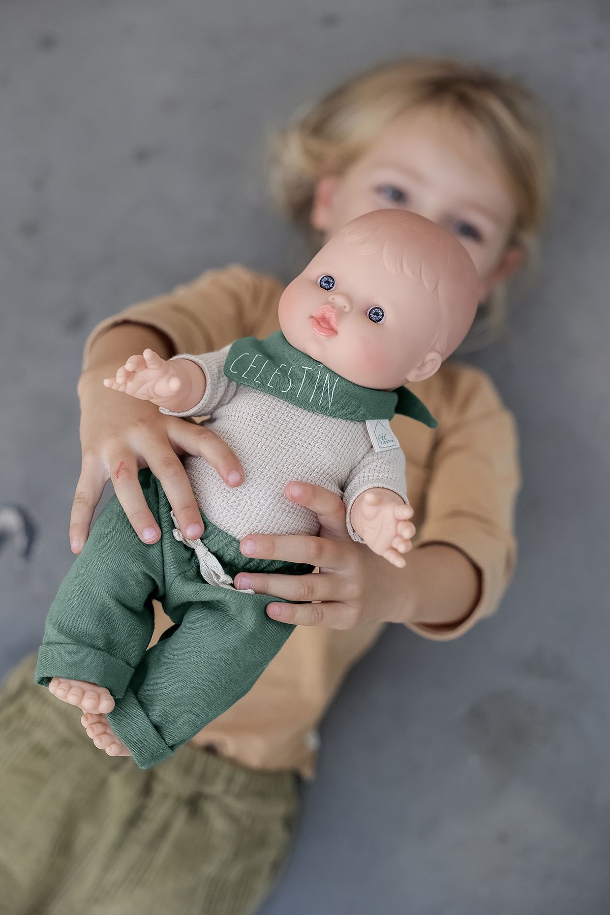 muñeca minikane con pañuelo personalizado regalo niño personalizado