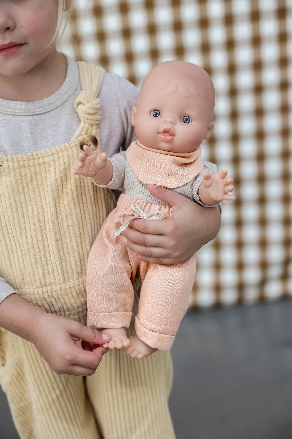 muñeca minikane con pañuelo personalizado regalo infantil personalizado