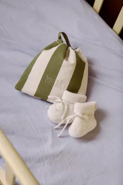 bonita zapatilla de punto para bebé - lista de maternidad - idea de regalo de nacimiento