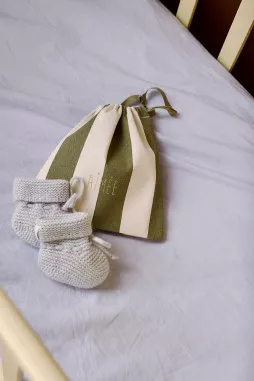 bonita zapatilla de punto para bebé - lista de maternidad - idea de regalo de nacimiento