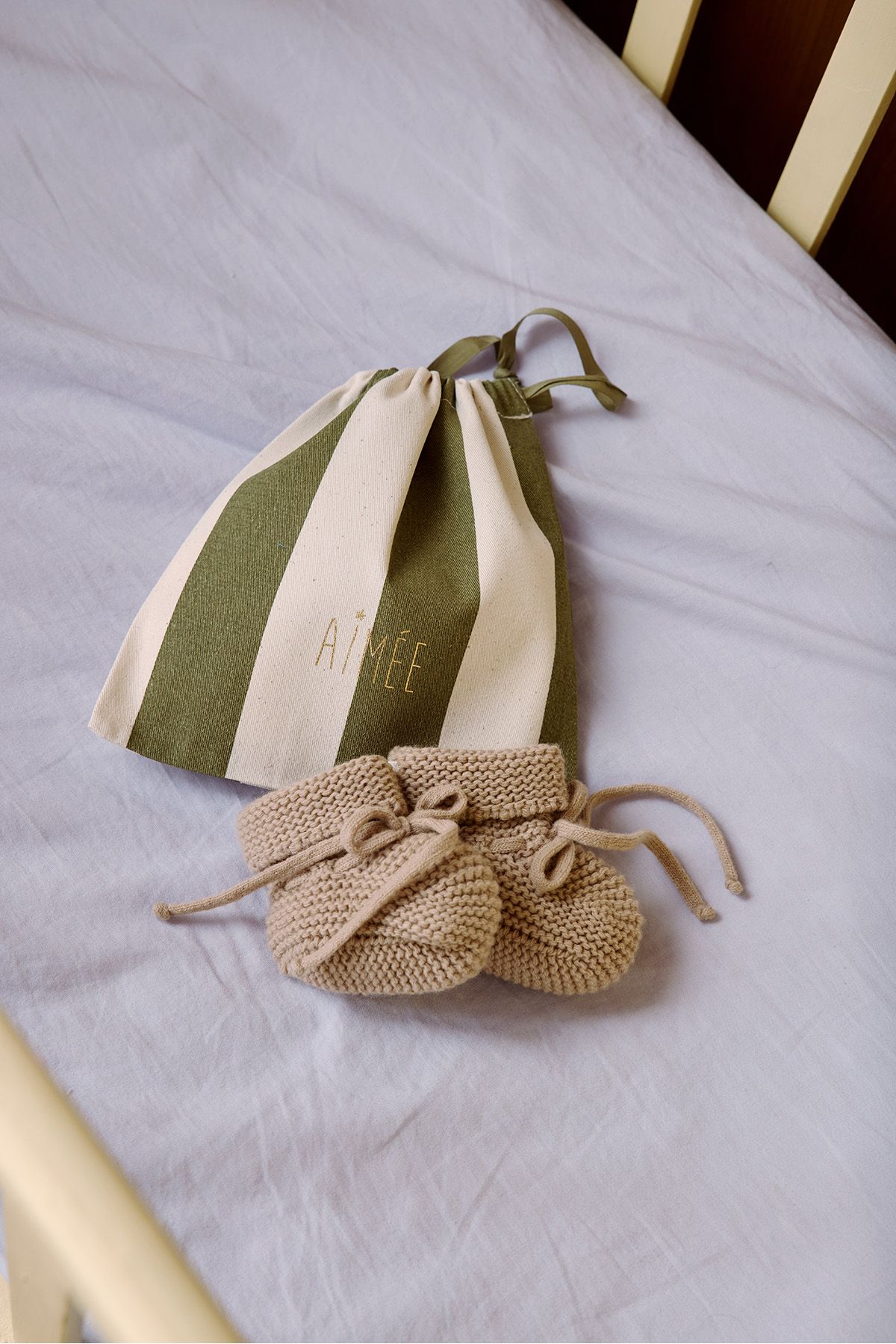 bonita zapatilla de punto para bebé - lista de maternidad - idea de regalo de nacimiento