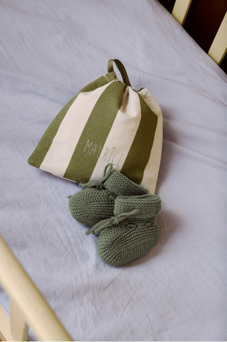 bonita zapatilla de punto para bebé - lista de maternidad - idea de regalo de nacimiento