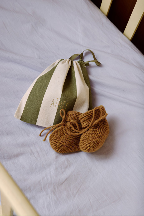 bonita zapatilla de punto para bebé - lista de maternidad - idea de regalo de nacimiento