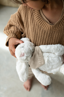muñeco de peluche conejo suave con pañuelo personalizado - idea de regalo para bebé