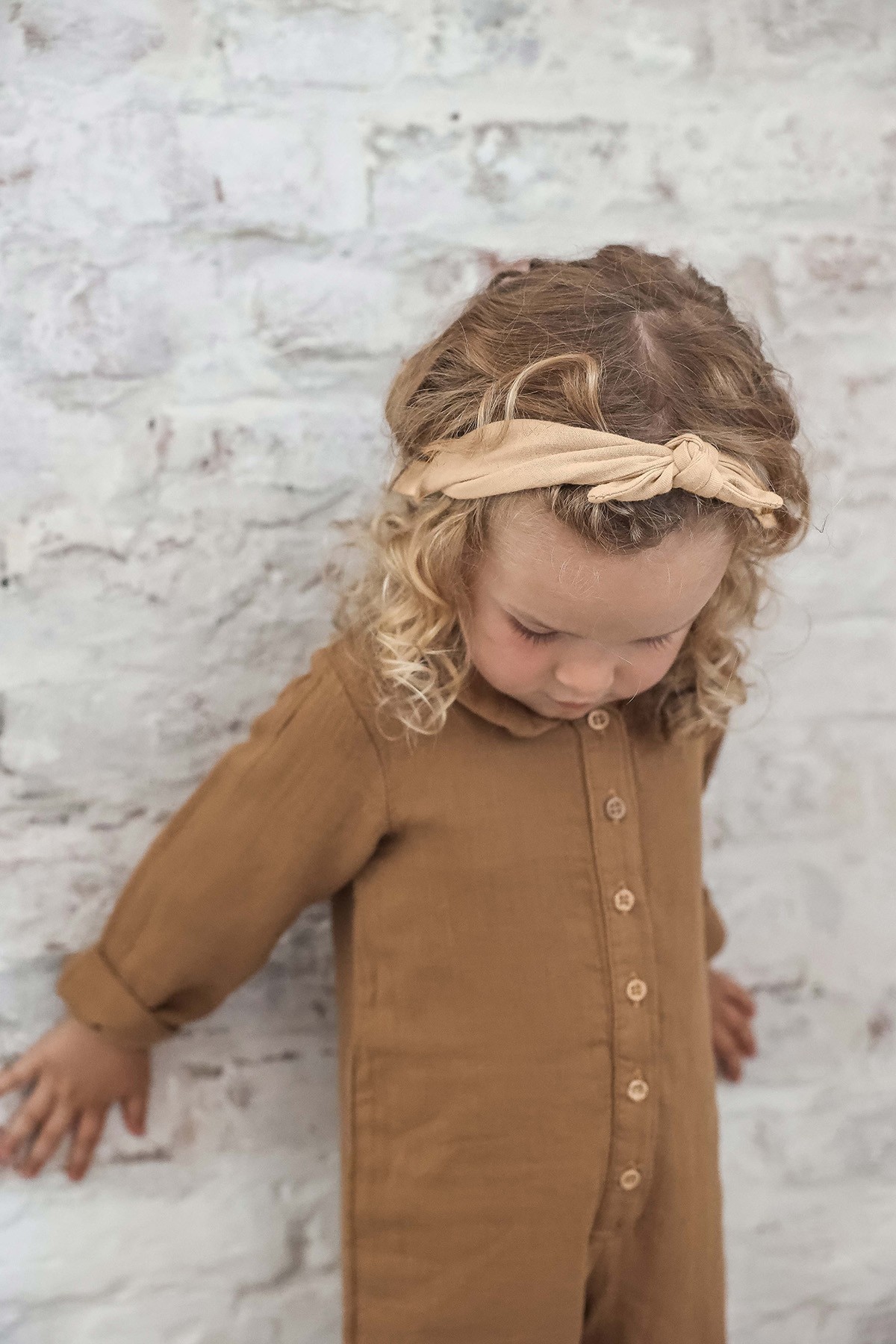 bonita diadema con lazo liso y ajustable en gasa de algodón para bebé y niña pequeña