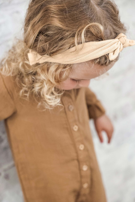 bonita diadema con lazo liso y ajustable en gasa de algodón para bebé y niña pequeña