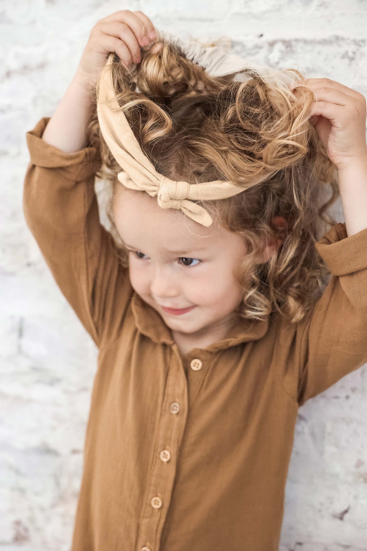 bonita diadema con lazo liso y ajustable en gasa de algodón para bebé y niña pequeña