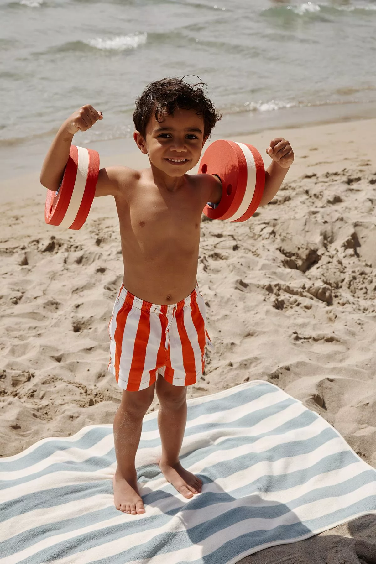 serviette de bain plage rayée et personnalisable pour enfant