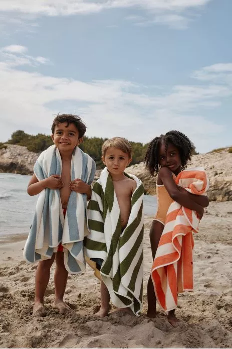 serviette de bain plage rayée et personnalisable pour enfant