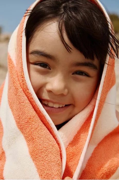 serviette de bain plage rayée et personnalisable pour enfant