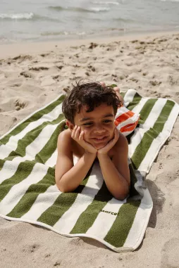 serviette de bain plage rayée et personnalisable pour enfant