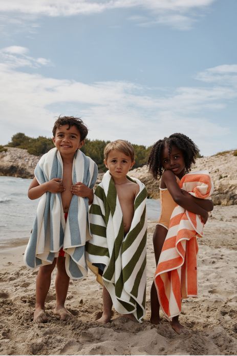 serviette de bain plage rayée et personnalisable pour enfant