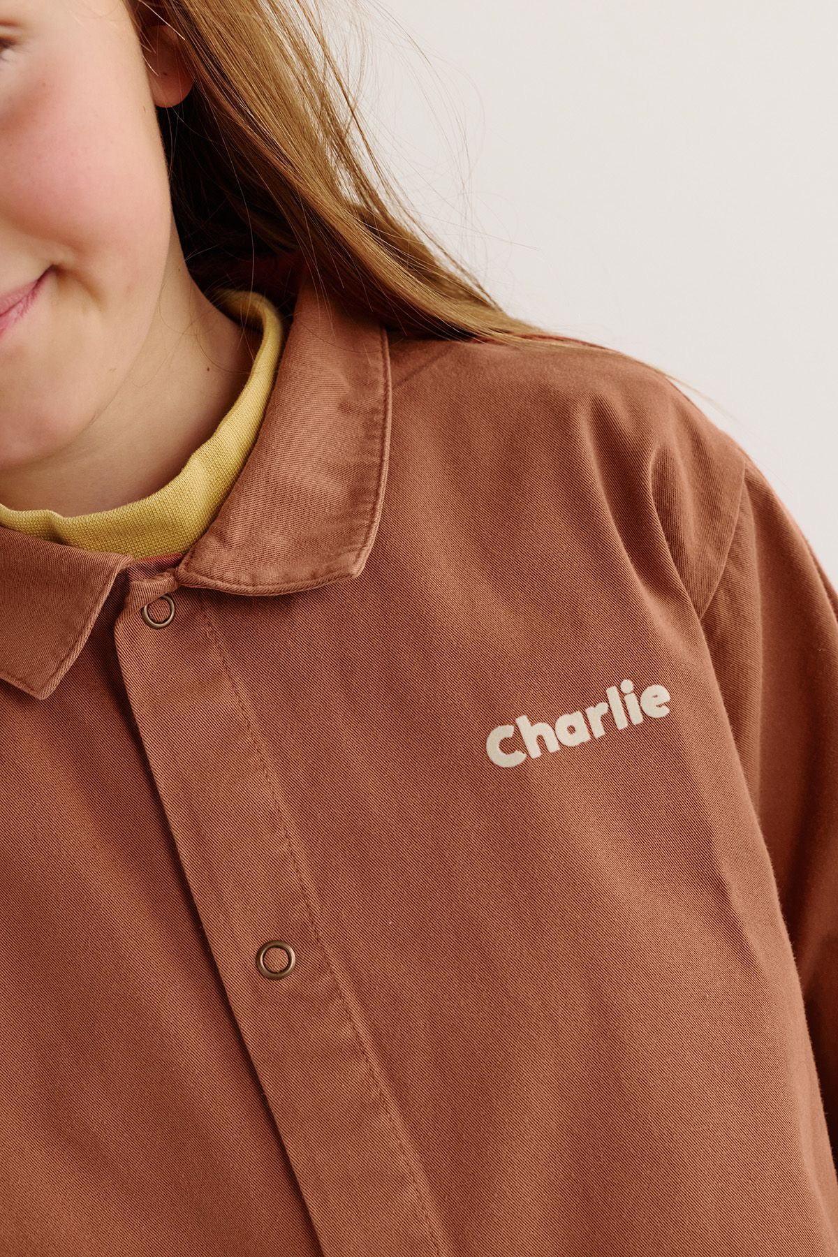 bata escolar infantil de algodón personalizable con broches a presión