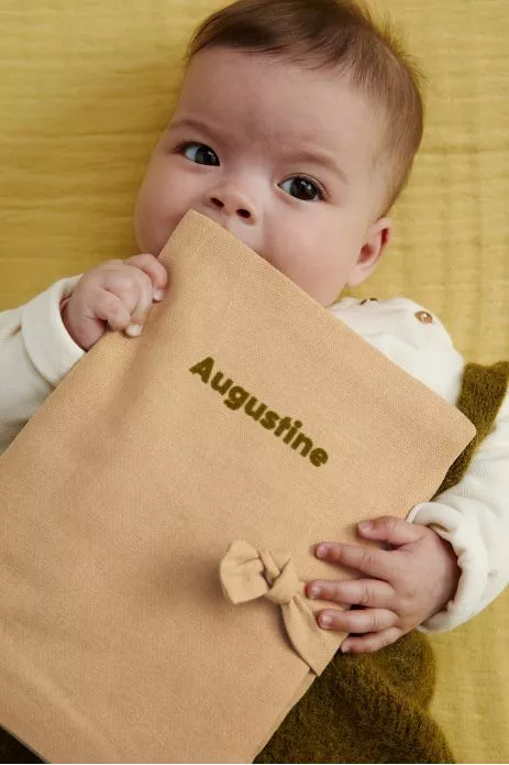 protège carnet de santé en lin personnalisé - idée cadeau de naissance personnalisée