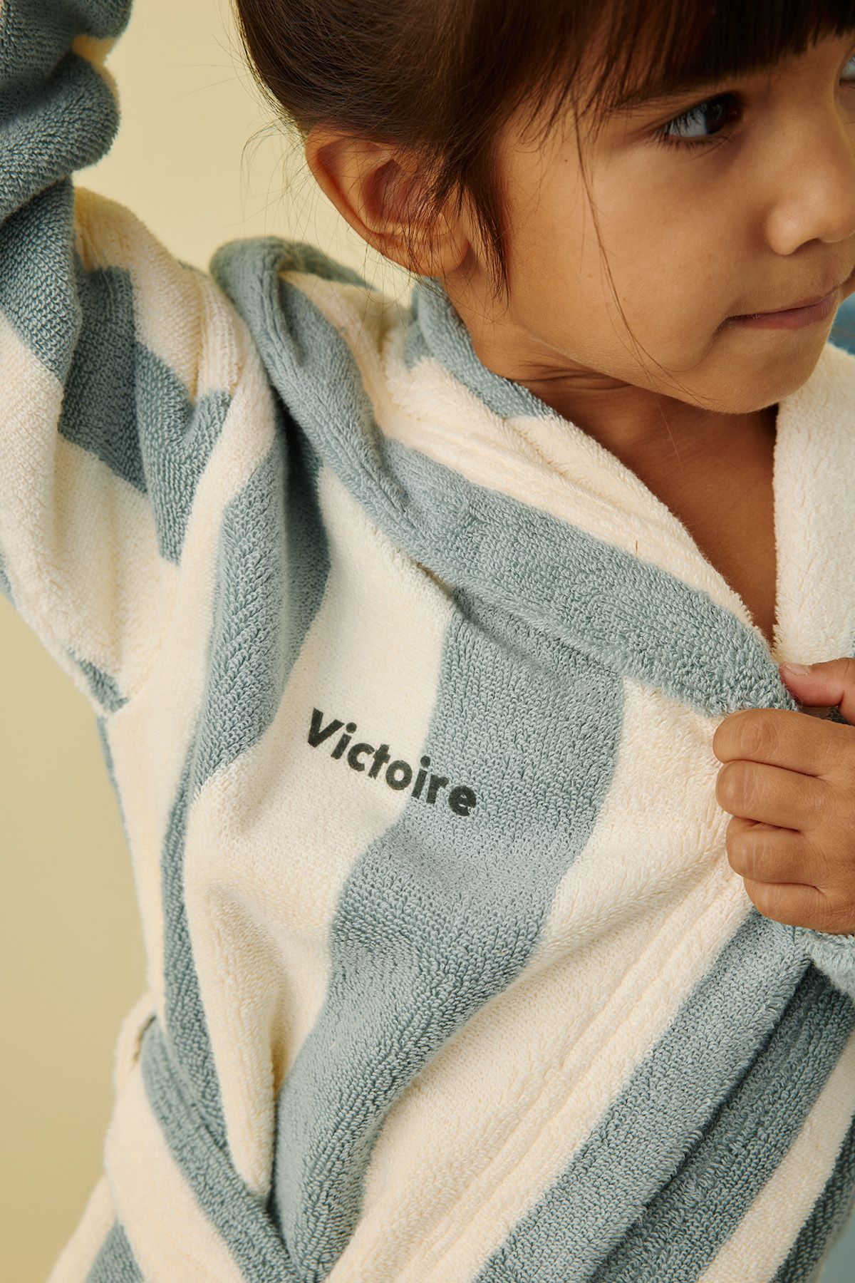 albornoz infantil de rayas en rizo personalizable