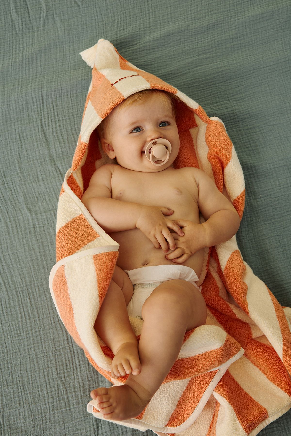 cape de bain bébé éponge à rayures et personnalisable