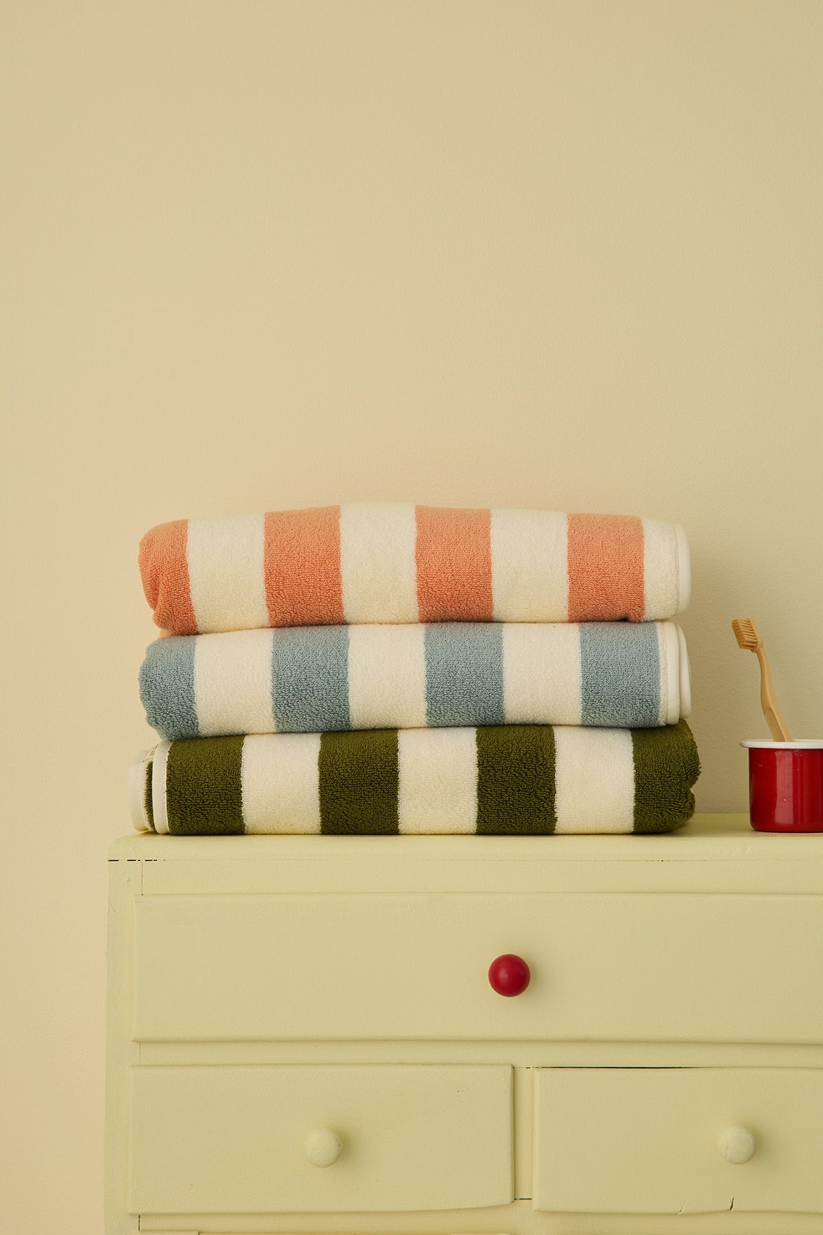 serviette de bain éponge rayures et personnalisable pour enfant
