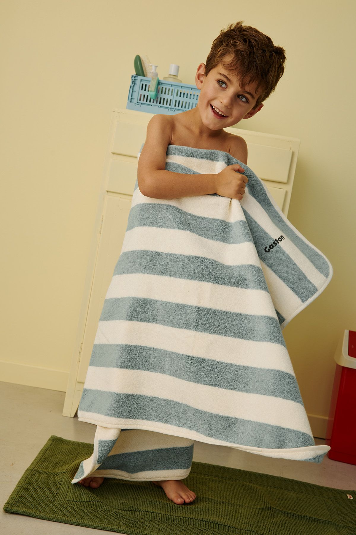 serviette de bain éponge rayures et personnalisable pour enfant