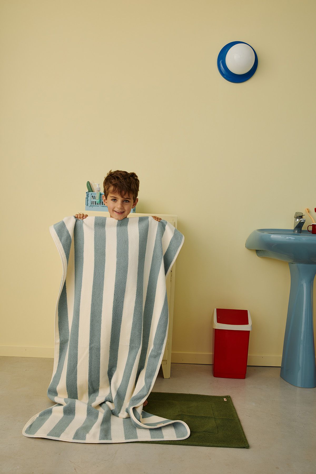 serviette de bain éponge rayures et personnalisable pour enfant