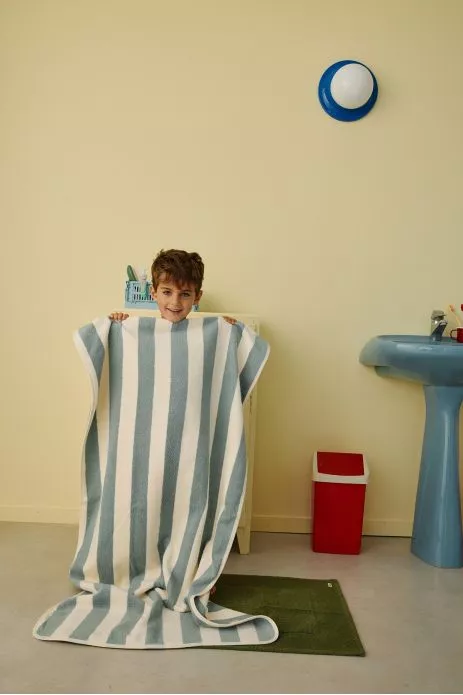 serviette de bain éponge rayures et personnalisable pour enfant