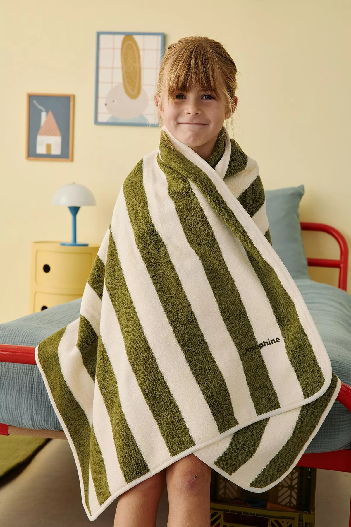 serviette de bain éponge rayures et personnalisable pour enfant