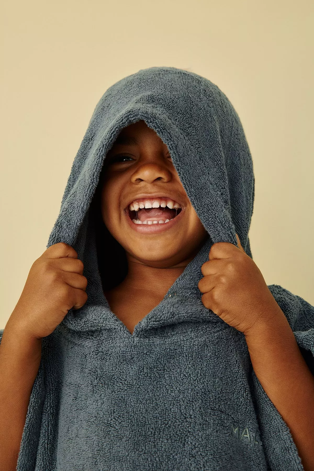 Personalizable kids’ poncho for bath and beach in soft terry cloth