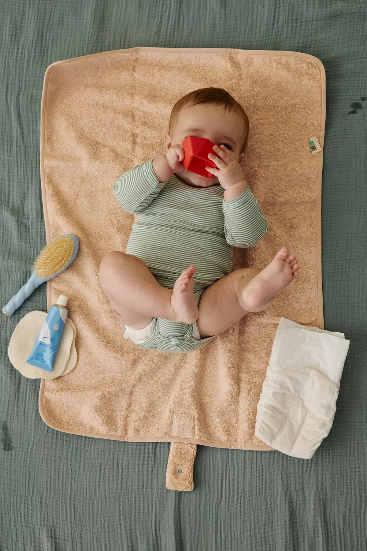 Personalizable foldable travel changing mat for babies